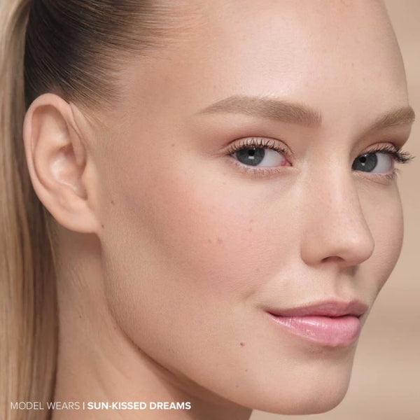 Smooth Blur Bronzer - Model